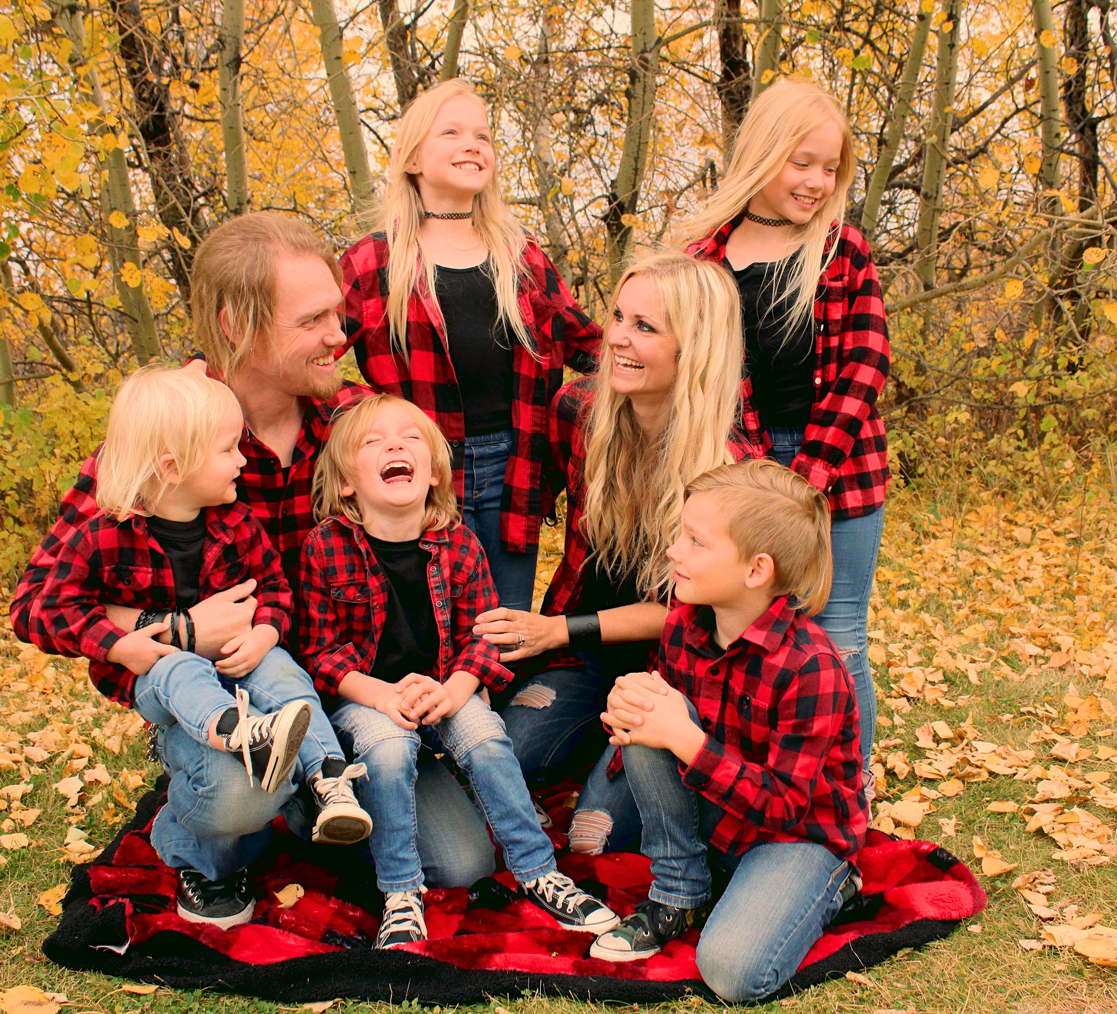 Little boy has the biggest belly laugh as his family tries to pose for a forest shoot