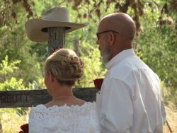 Funny photo shows woman with large cowboy hat at wedding