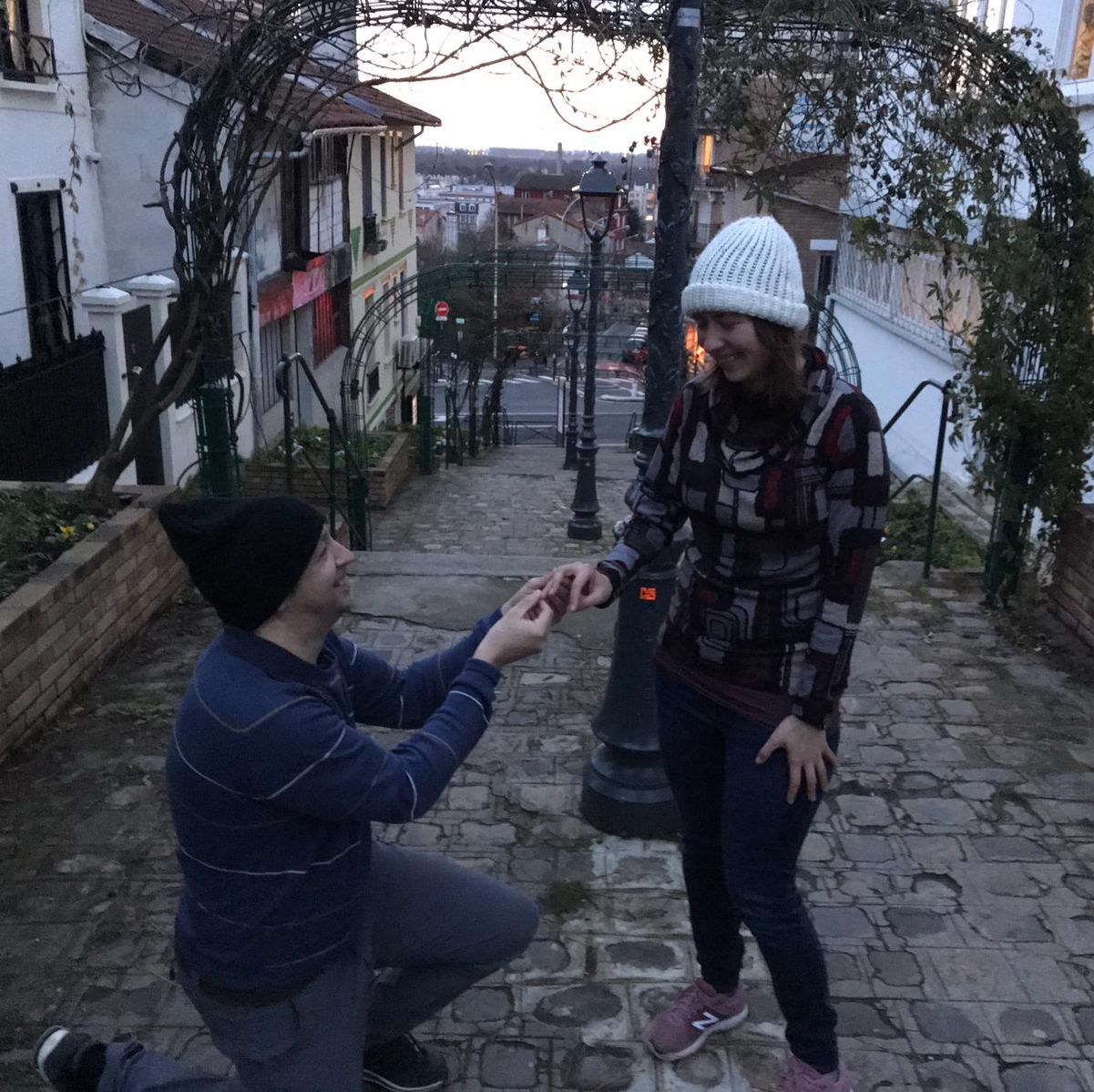 Man proposes on one knee in city