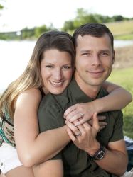 Don't Kelli and Nicholas look happy together in this outdoor shot!