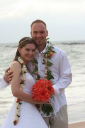 Beach hug for newlywed Christians. Hawaii single Christians marry